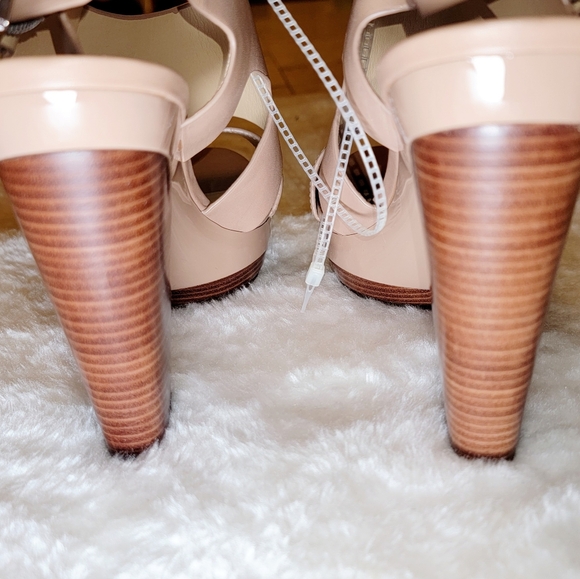 Michael Kors tan heels NEW - Picture 7 of 7